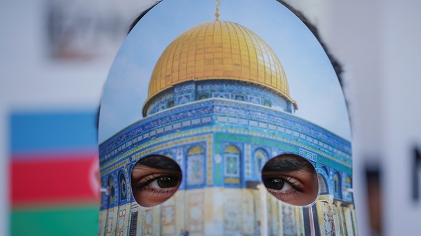 Demonstrant med maske, der afbilleder Klippemoskéen, protesterer mod præsident Trumps anerkendelse af Jerusalem som hovedstaden i Israel. [FOTO: AP].