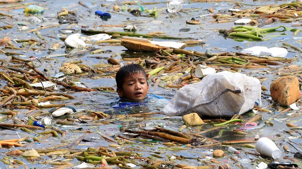 Plastikforurening er et voksende globalt problem, som Europa bliver nødt til at være med til at tackle, mener EU-Kommissionen. Derfor kommer den med en ny plastikstrategi i denne uge. Her svømmer en dreng på Filippinerne efter plastikaffald.