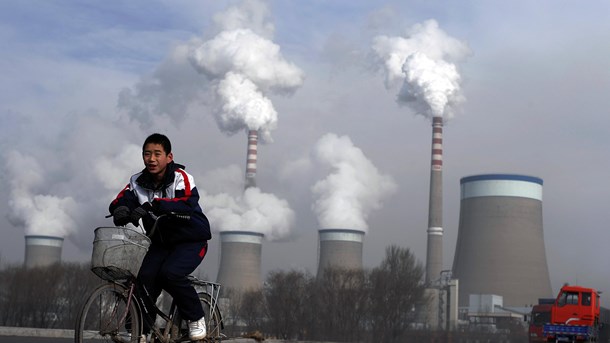 Virksomheder i Danmark og mange andre OECD-lande har flyttet industriproduktionen til for eksempel Kina, så landenes klimabelastning er langt større, end tallene viser, skriver Per Henriksen.