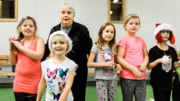 Det er i høj grad de frivillige, der får hjulene til at dreje rundt i landets foreninger. Her er det pensionist Inga Juul, der som frivillig i Odsherred kommune underviser gamle og unge i gymnastik. 