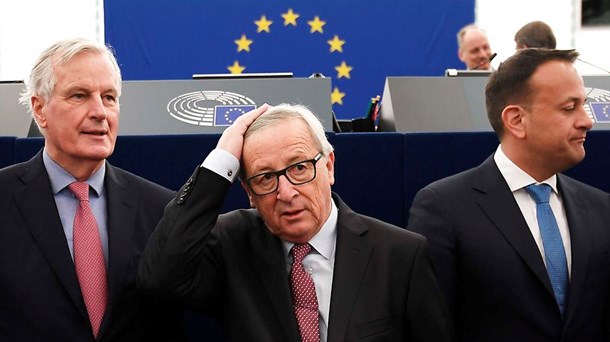 Tre mænd i søgelyset i EU's spitzenkandidat-proces. Irlands premierminister, Leo Varadkar (t.h.), meldte onsdag ud i en tale i Europa-Parlamentet, at han støtter processen. Jean-Claude Juncker (i midten) blev i 2014 den første kommissionsformand udnævnt som følge af den. Michel Barnier (t.v.) blev slået af Juncker som de konservatives kandidat i 2014, men spås en god chance i 2019.