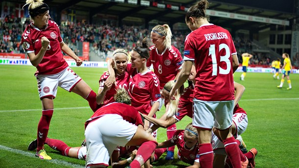 1,5 millioner danskere så med, da Danmarks kvindelandshold i fodbold spillede EM-finale mod Holland. Og det er bare et eksempel på, hvordan sport på tv er en af de få ting, som fortsat formår at skabe dette nationale fællesskab, skriver DIF's formand.