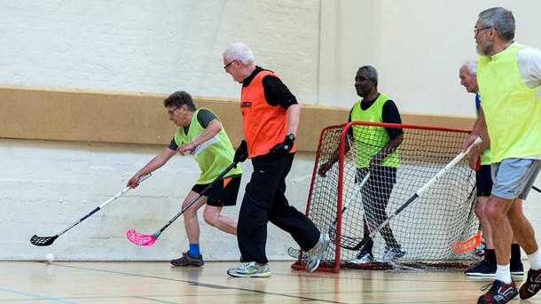 Spillerne fra motionsfloorball-holdet i BK Skjold er et eksempel på en af tankegangene bag at skabe flere aktive danskere gennem Bevæg dig for livet. Konceptet er nemlig udviklet med henblik på at udnytte allerede eksisterende faciliteter til at tiltrække nye målgrupper.