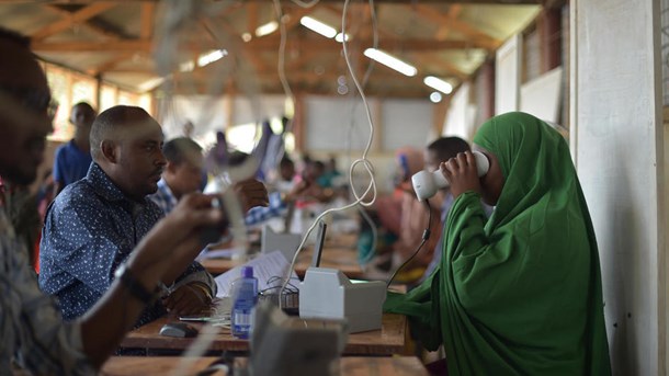 UNHCR forudser, at de snart kan fatslå en flygtnings identitet ved at undersøge deres telefon. Fotoet viser biometrisk registrering i Dadaab-flygtningelejren i Kenya.