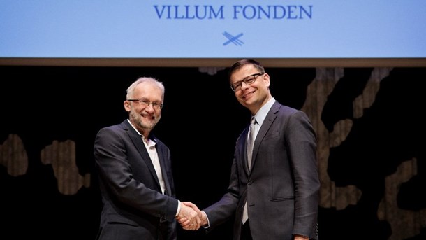 Bestyrelsesformand for Villum Fonden Jens Kann-Rasmussen og prismodtager professor Ivan Damgård giver hinanden hånden, efter at Damgård har fået overrakt årslegatet.