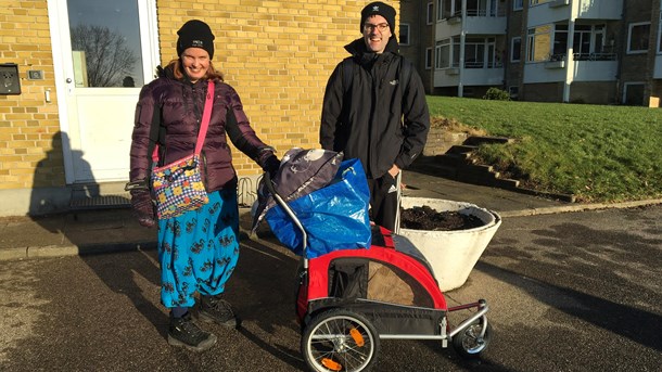 Raphael Bo Jensen og Katja Sønderbek på vej ud med nyvasket tøj til kunder. 