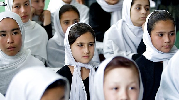 Det er piger som disse på en pigeskole i Afghanistan, der skal have forbilleder og inspiration til at gå tech-vejen, mener rådgiver Marianne Haahr.