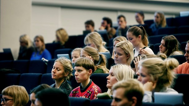 Der er brug for, at vi styrker vores SU, at vi glæder os over den, og at vi højner ambitionsniveauet i dansk uddannelsespolitik, skriver Eva Flyvholm (EL).