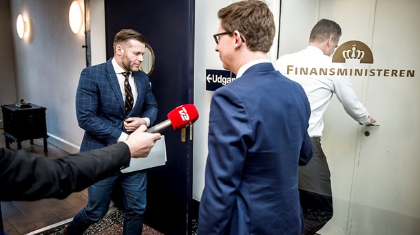 Skatteminister Karsten Lauritzen (V) ankommer til de afsluttende forhandlinger med Dansk Folkeparti. 