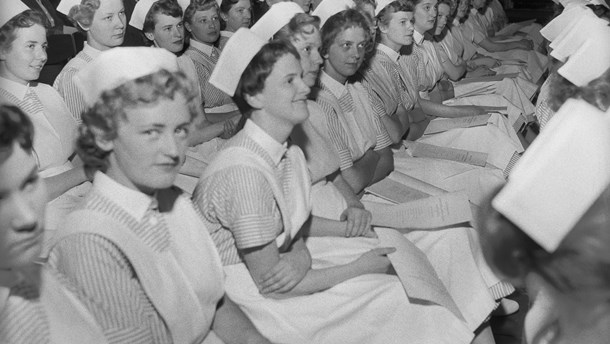 LAVTLØNNEDE: 136 sygeplejersker, alle kvinder, modtager deres diplom ved Københavns Hospitalsvæsens eksamensafslutning april 1957 på Københavns Rådhus.