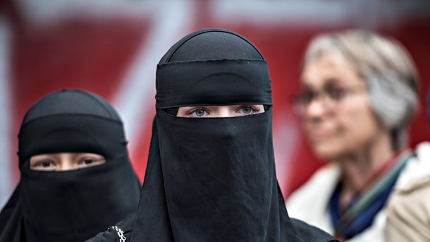 Et forbud mod burka vil fjerne burkaer fra gaderne, men det egentlige problem med sammenhængskraften vil blive forværret, skriver Morten Goll.