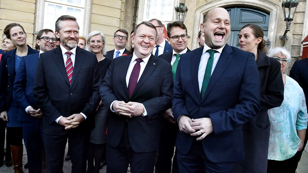 Der var store smil, da Lars Løkke Rasmussen (V) i slutningen af 2016 præsenterede sin nye og udvidede regering. Nu er der overvejelser om en ministerrokade, så der kan komme nye og friske kræfter ind. 