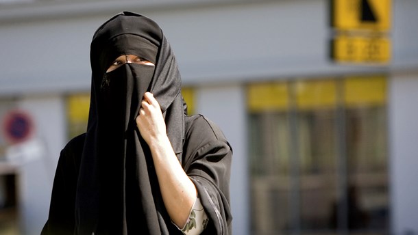 Burka og hijab er fjernt fra dansk kultur. Men er løsningen et indgreb i, hvordan vi må og ikke må gå klædt i det offentlige rum, spørger Lisbeth Knudsen.