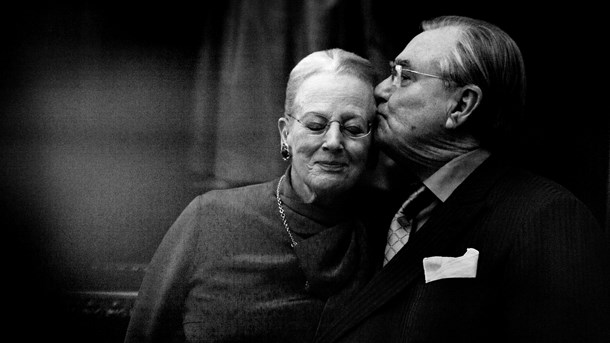 Prins Henrik giver dronning Margrethe et kys ved et pressemøde på Amalienborg i anledning af 40 års jubilæet, 10. januar 2012.