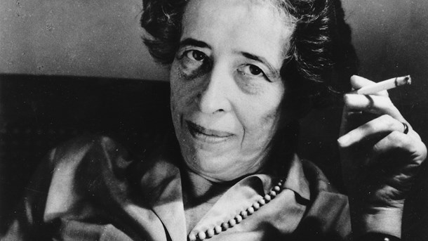 Det er faktisk et totalitært træk, når politikere ignorerer erfaring og selv omskriver virkeligheden til en ideologisk og erfaringsløs pseudovirkelighed, mente den politiske tænker Hannah Arendt (1906-1975).