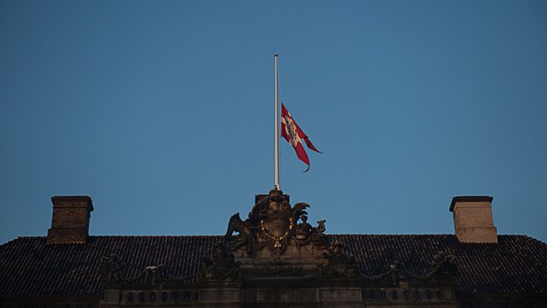 Alle statslige bygninger flager på halvt onsdag frem til solnedgang for at markere Prins Henriks dødsfald.