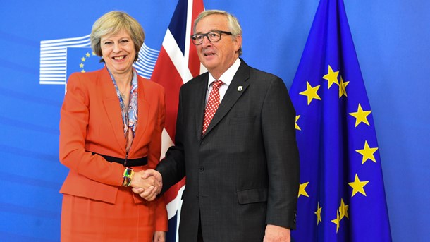 Storbritanniens premierminister Theresa May og Europa-Kommissionsformand Jean-Claude Juncker trykker hinanden i hånden under Brexit-forhandlinger. 