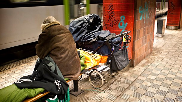 Ikke mindst i hjemløsemiljøet støder man ofte på personer, der kæmper med både psykiske problemer og et misbrug. Nu diskuterer kommuner og regioner, hvilken type lidelser der skal kvalificere til behandling i henholdsvis psykiatrien og på kommunale misbrugscentre.