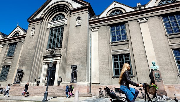 Det står slemt til med forskningsfriheden, og universiteternes ledelse gør ikke nok for at bevare armslængden til fonde og politikere, mener Heine Andersen.