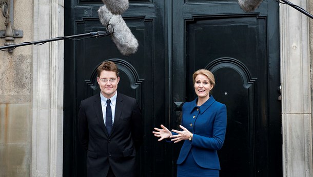 Rasmus Helveg Petersen (R) i 2013 med daværende statsminister Helle Thorning-Schmidt (S), da hun udnævnte ham til udviklingsminister. 