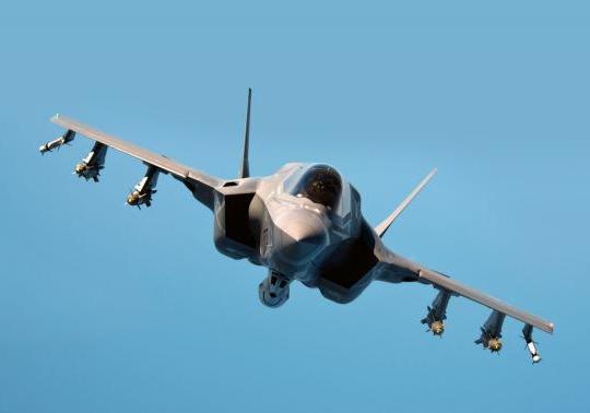 Danske F-35ere og SM-6 missiler i samspil