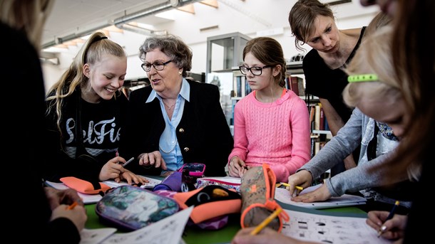 Tre bedstemødre er frivillige i lærernes lektiecafe på Skovshoved Skole. (Arkiv)