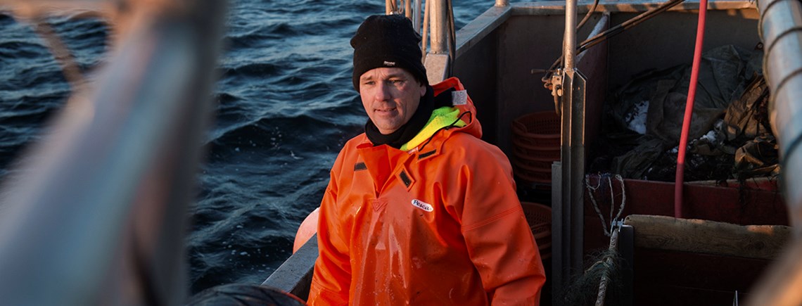 Søren Jacobsen fisker på Øresund mellem Helsingør og Helsingborg. 