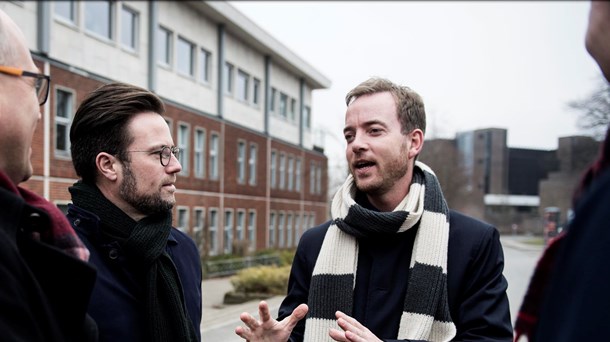 Peter Rahbæk Juel (S) i selskab med miljøminister Esben Lunde Larsen (V) til afsløringen af Miljøstyrelsens kommende adresse på Tolderlundsvej i Odense.