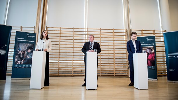 Statsminister Lars Løkke Rasmussen (V) og undervisningsminister Merete Riisager (LA) med rådsmedlem Esben Østergaard ved præsentation af en ny national naturvidenskabsstrategi.