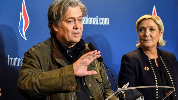 Steve Bannon sammen med Marine Le Pen ved en samling for partiet Front National.