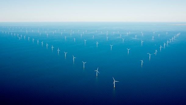 De røde partier overbyder hinanden på ambitionerne for havvind, men de glemmer at tage højde for, om der er brug for al den el, som møllerne vil producere, skriver Peter Brixen.