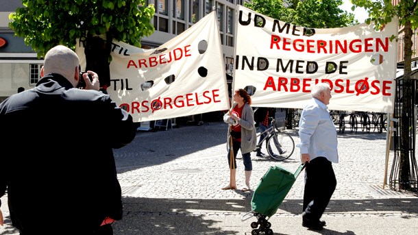 Dansk Arbejdsgiverforening og regeringen skal stoppe med at råbe på udenlandsk arbejdskraft, skriver Bent Bøgsted (DF) og Leif Lahn Jensen (S).