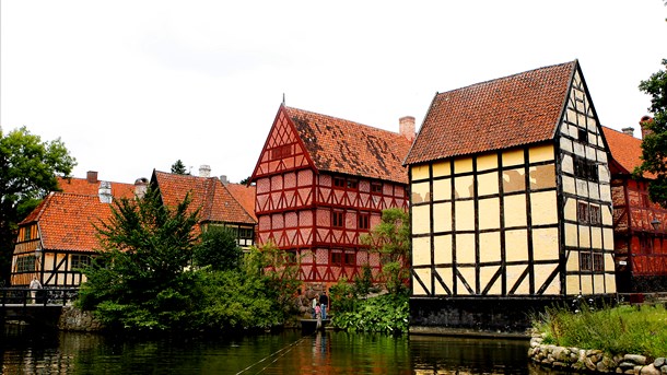 Hvordan gør vi den danske landsby attraktiv og levende, så den ikke ender som noget, man ser på museum? Foto fra Den Gamle by i Aarhus.