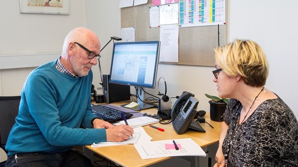 Ingen har gavn af en situation, hvor man som ledig både skal ”tilfredsstille” sagsbehandlere på det kommunale jobcenter og i a-kassen, skriver Kim Serup.