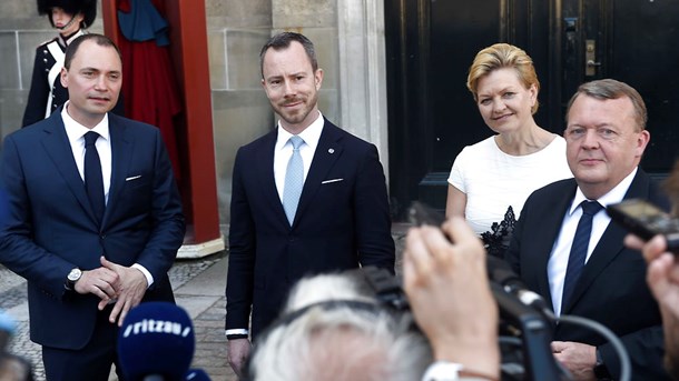 Jakob Ellemann-Jensen (nummer to fra venstre) bliver præsenteret foran Amalienborg. 