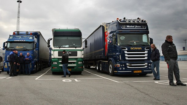 Der er brug for parkeringsrestriktioner på de danske rastepladser, så de ikke indbyder til at afholde lange hvil ulovligt. Det mener Erik Østergaard, adm. direktør for DTL-Danske Vognmænd.