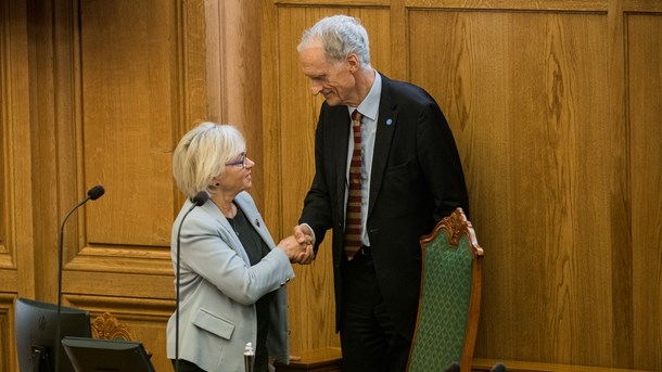 Pia Kjærsgaard og Bertel Haarder uddeler medaljer og legater til nyuddannede håndværkersvende 15. maj.