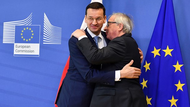 Polens statsminister, Mateusz Morawiecki, og kommissionsformand Jean-Claude Juncker. Vi skal kunne straffe lande som Polen, når de bryder med EU's værdigrundlag, skriver Johannes Lech.