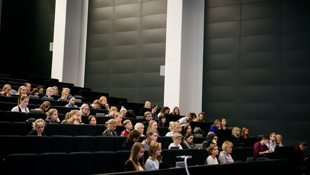 Færre unge vælger i stigende grad at begynde på en videregående uddannelse direkte efter, at de har færdiggjort gymnasiet. Det viser nye tal fra Danmarks Statistik. 86 procent af de unge, der fik studenterhuen på i 2017, var tre måneder senere ikke påbegyndt en videregående uddannelse.