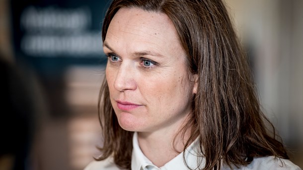 Undervisningsminister Merete Riisager (LA) har inviteret til forhandlinger om mere praksisfaglighed i folkeskolen på tirsdag.