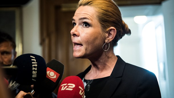 Integrationsministeren lever igen-igen lever op til det øgenavn, som tyske Bild gav hende: Trumpine, skriver David Trads.