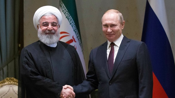 DÅRLIGT SELSKAB: Med venner som Irans præsident, Hassan Rohani (tv.), og Ruslands Vladimir Putin bliver EU sin egen største fjende, skriver Anna Libak.