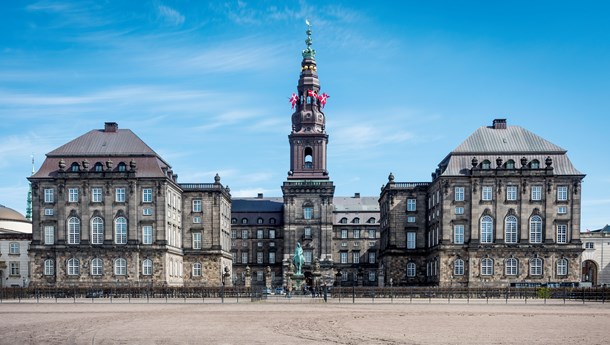 Hanne Rasmussen har skrevet en bog om Folketingets historie, der gemmer på hemmeligheder, som selv Bertel Haarder ikke kendte til.