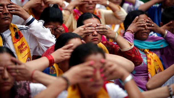 LUK OG SLUK: Ambassadelukningen i Nepal afskar os fra at understøtte demokratiseringsprocessen, mener Eva Grambye. Her praktiserer nepalesere yoga på international yogadag. 