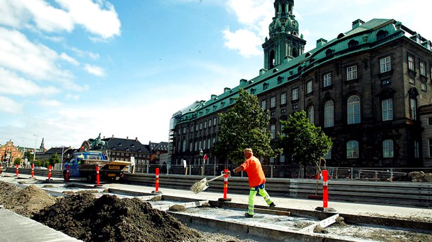 Regeringen vil presse kommuner og regioner til at sætte flere opgaver i udbud, men har ikke styr på statens egen konkurrenceudsættelse.