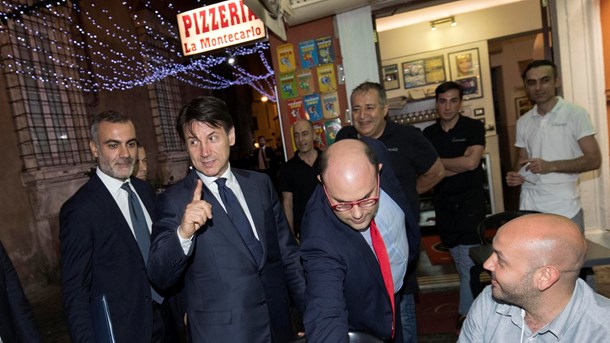 ITALIANO Giuseppe Conte ankommer sent torsdag aften til et pizzeria i Rom efter at have sagt ja til at stå i spidsen for en ny italiensk regering.