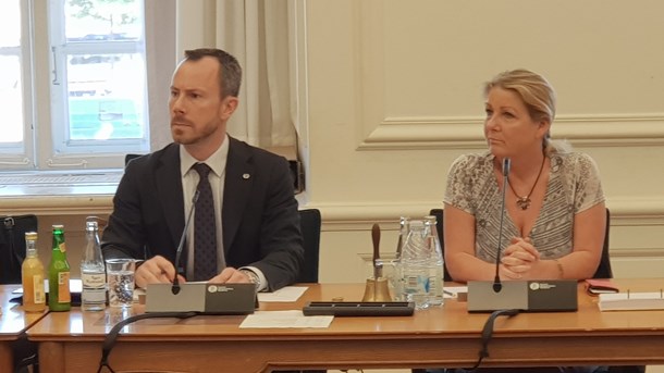 Miljøminister Jakob Ellemann-Jensen (V) og miljøudvalgsformand Pia Adelsteen (DF) på samrådet onsdag, hvor syv partiers ordførere nåede at tage ordet.