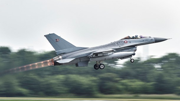 F-16-fly letter fra Flyvestation Skrydstrup. 