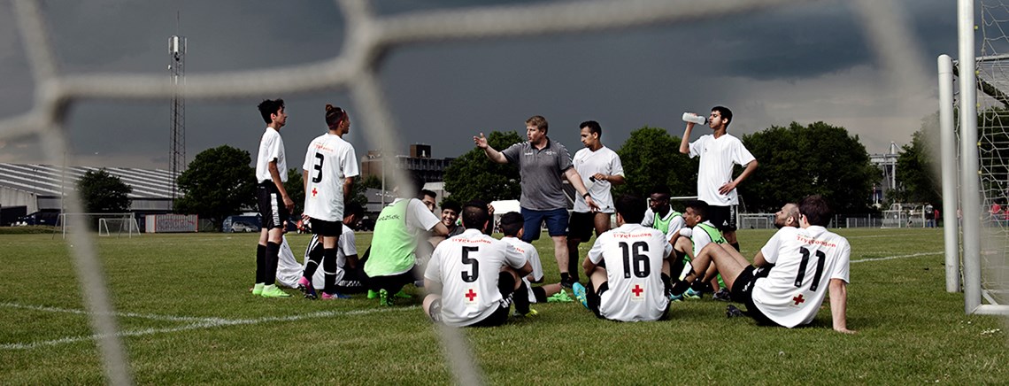 Træner for Asylcenter Bornholm, Flemming Bærnthsen, styrede på energisk vis sit hold frem til en 2-0 sejr i Asylligaen mod Asylcenter Avnstrup. I pausen var det især forsvaret og midterforsvareren Ahmed, der modtog instruktioner. 