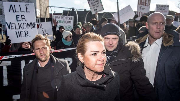 Regeringens ghettoudspil går stik imod tidligere skåltaler om lighed for loven, skriver Knud Vilby (billedet er fra præsentationen af regeringens ghettoudspil i Mjølnerparken, København). 